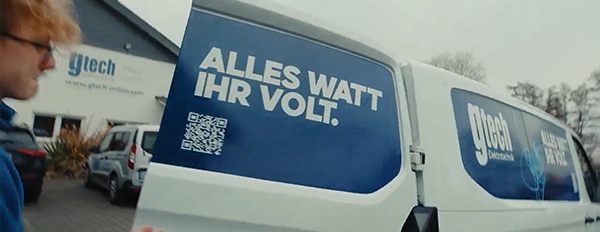 Schriftzug: ALLES WATT IHR VOLT auf den Dienstwagen von Gtech 