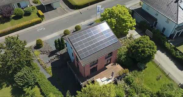 PV-Anlage auf einem Einfamilienhaus mit grünen Garten